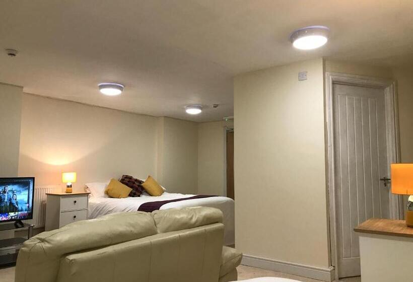 חדר סטנדרט לארבעה, The Castle