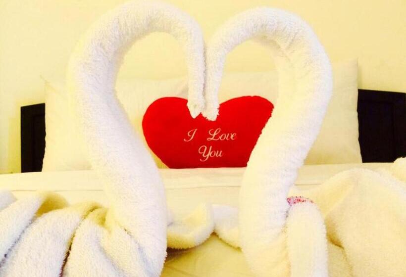 اتاق لوکس خانوادگی, Ruby Bistro