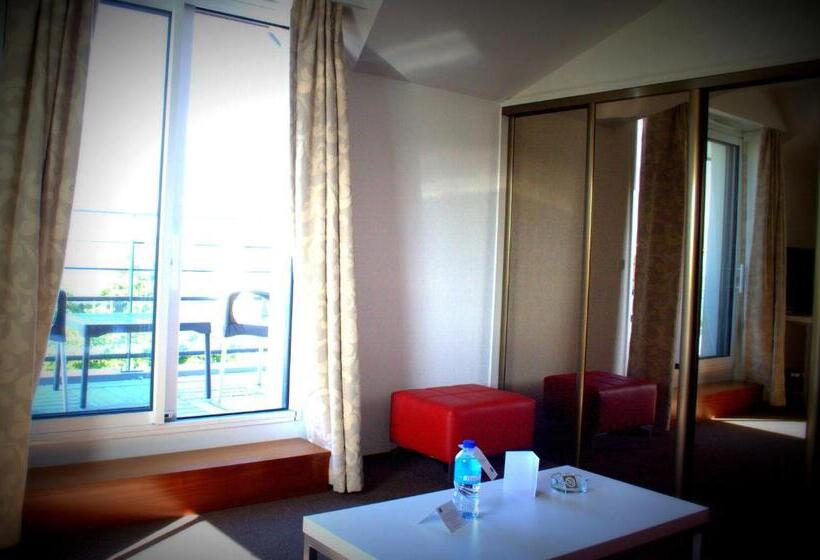 סוויטת ג'וניור צדדית נוף לים, Thalasso Concarneau Spa Marin Resort