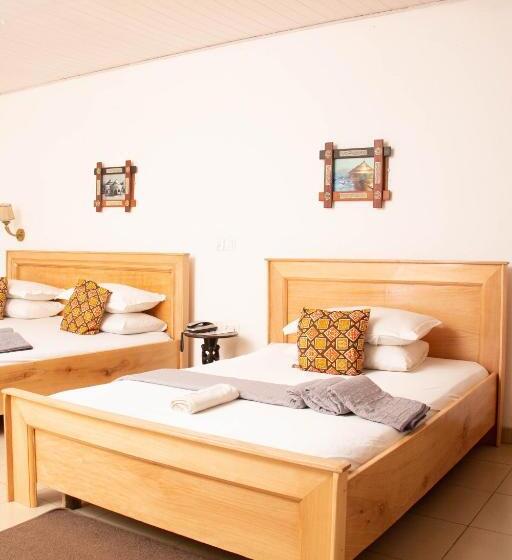 اتاق خانوادگی, Asantewaa Premier