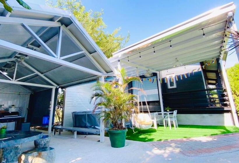 اتاق استاندارد چهار تخته, Cape 42 Hotel Ill