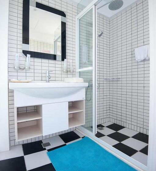 اتاق استاندارد چهار تخته, Cape 42 Hotel Ill