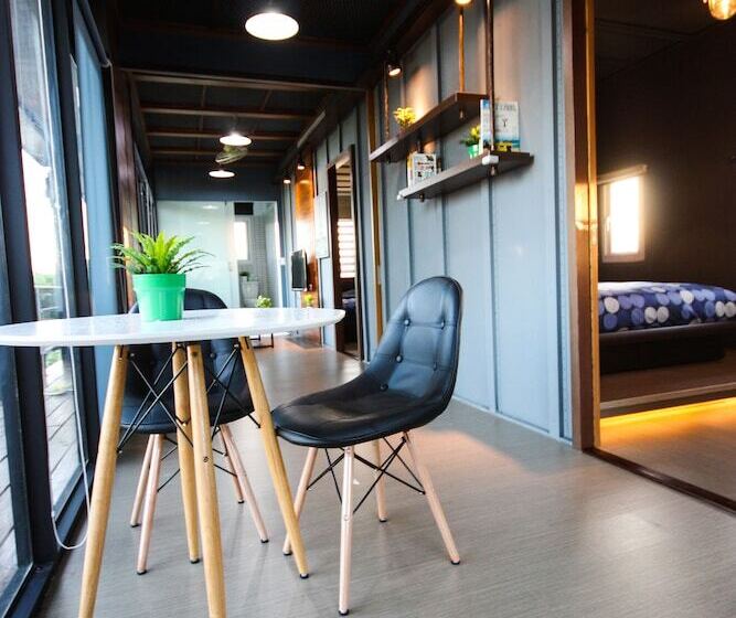 اتاق استاندارد چهار تخته, Cape 42 Hotel Ill