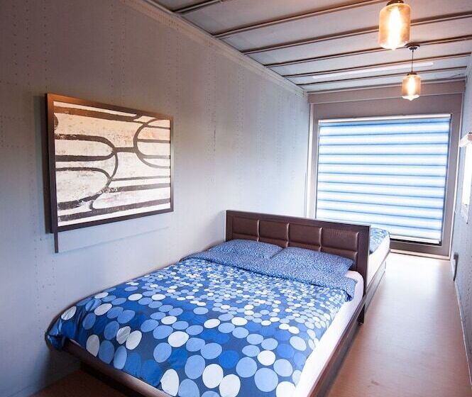 اتاق استاندارد چهار تخته, Cape 42 Hotel Ill