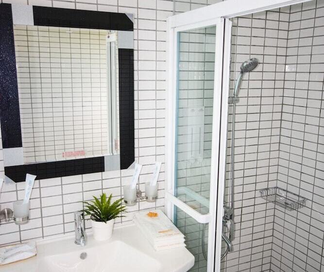 اتاق استاندارد چهار تخته, Cape 42 Hotel Ill