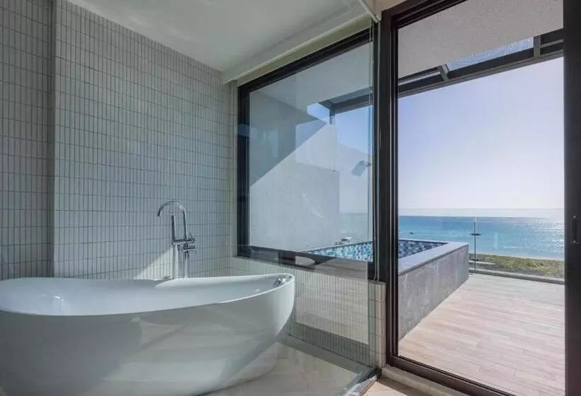 اتاق لوکس با بالکن و چشم‌انداز دریا, Kenting Sea Wall 130