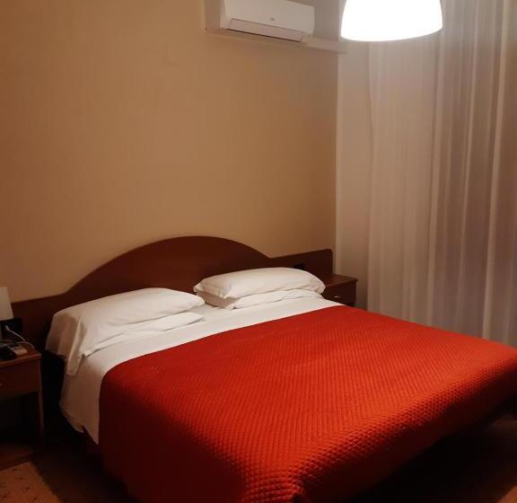 اتاق اکونومی, Due Gemelli