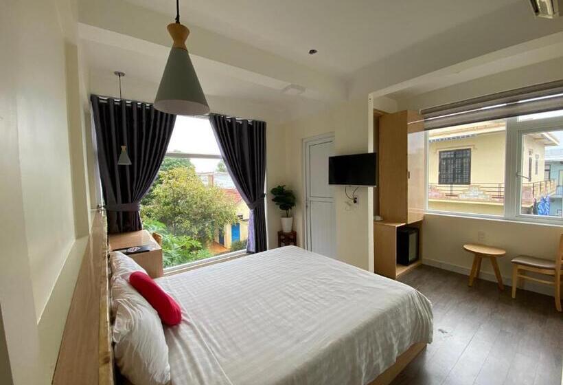 اتاق لوکس با بالکن, Hue Four Seasons