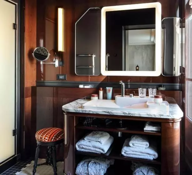 キングサイズベッドのデラックスルーム, Les Bains Paris