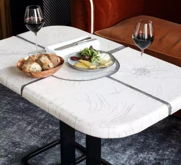 キングサイズベッドのデラックスルーム, Les Bains Paris