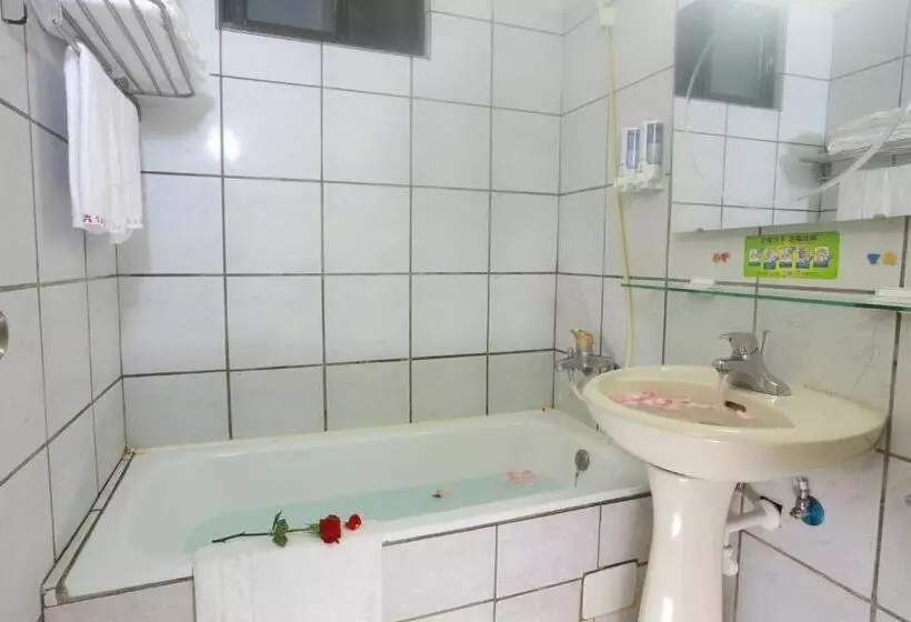 Economy Quadruple Room, King Town