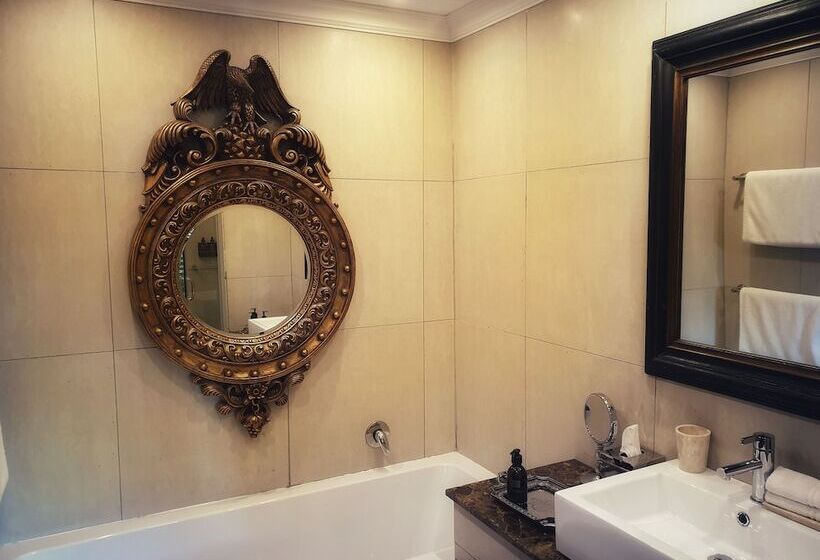 阁楼房, The Residence