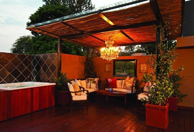 阁楼房, The Residence