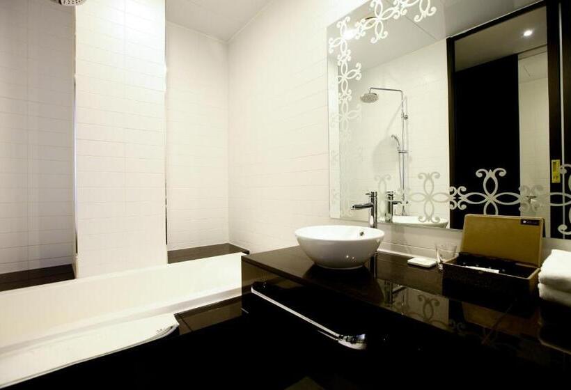 Quarto Triplo Estandar, Doma Myeongdong