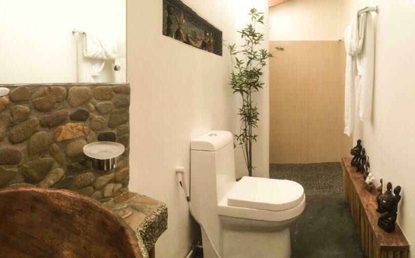 اتاق لوکس با تخت بزرگ, Floral Villarosa