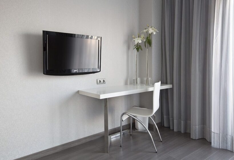 חדר סטנדרט לשלושה, Mas Monzon