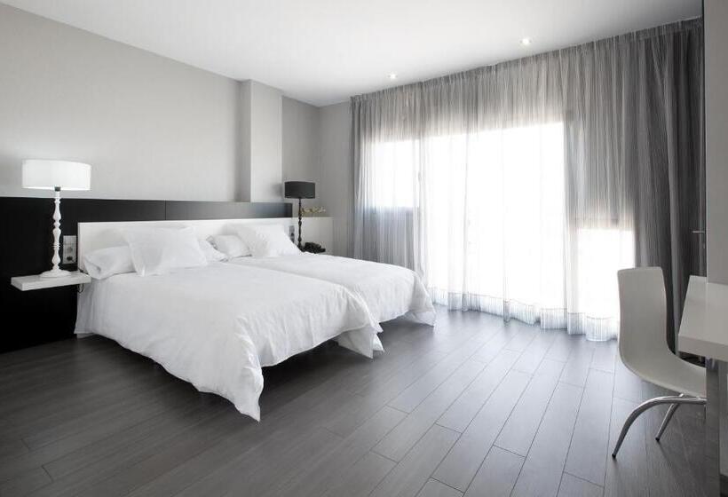 סוויטת ג'וניור, Mas Monzon