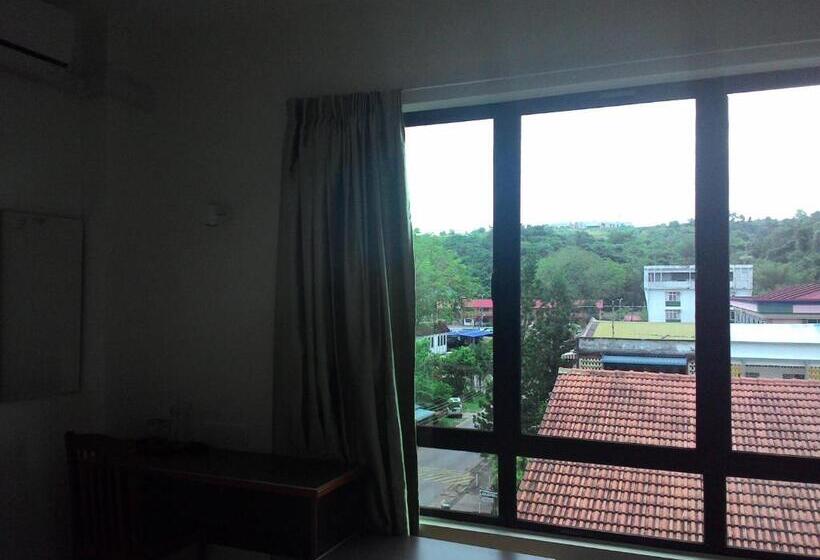 חדר קלאסי לשלושה, 101