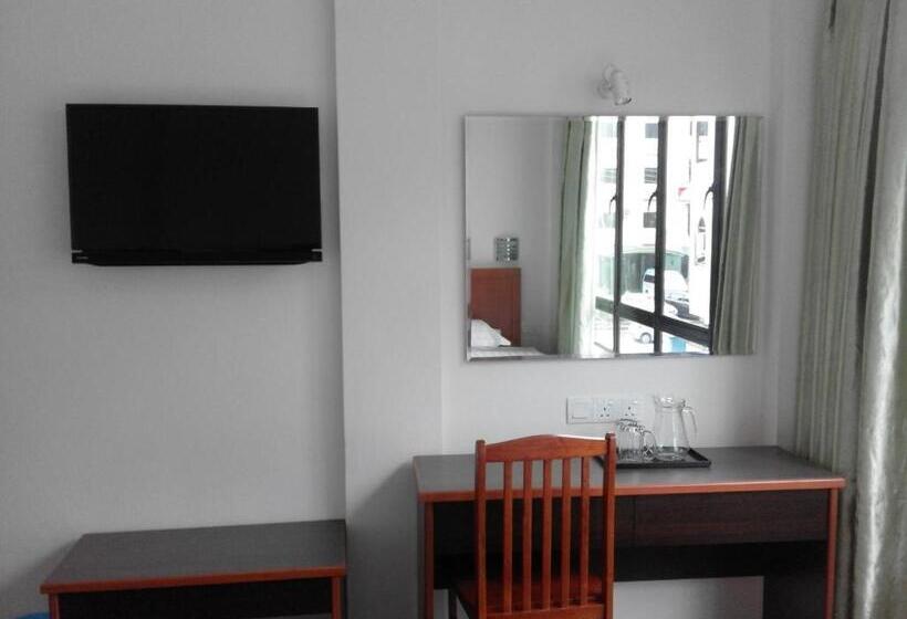 חדר קלאסי לשלושה, 101