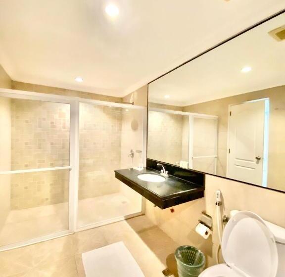 스위트 킹사이즈 침대, Euroasia By Bluebookers
