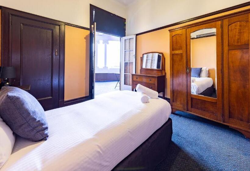 اتاق استاندارد یک نفره, Strathfield