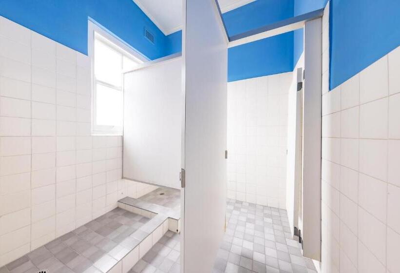 اتاق استاندارد یک تخته با سرویس بهداشتی مشترک, Strathfield