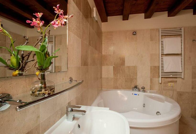 带露台的套间, Flora