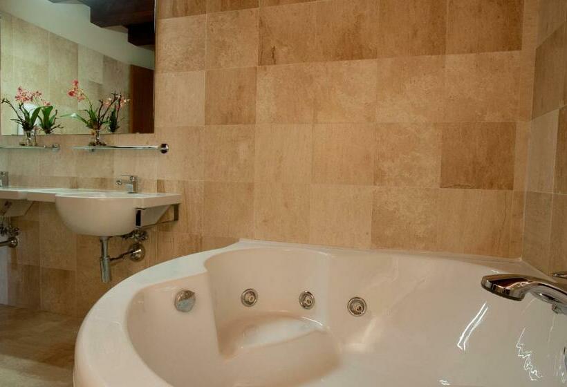 带露台的套间, Flora