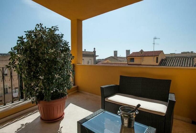 带露台的套间, Flora