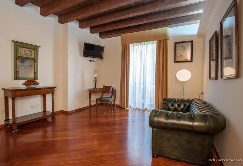 带露台的套间, Flora