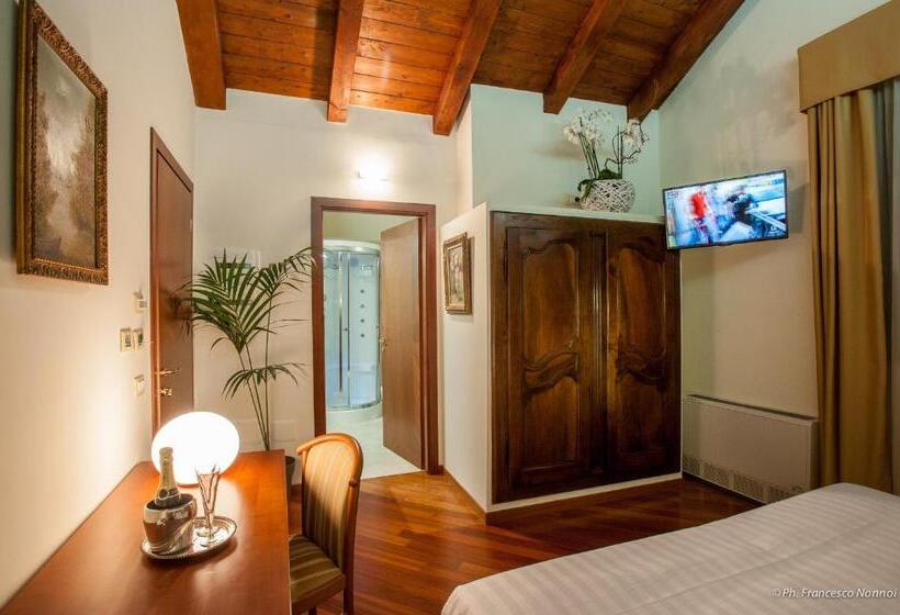 标准单人间, Flora