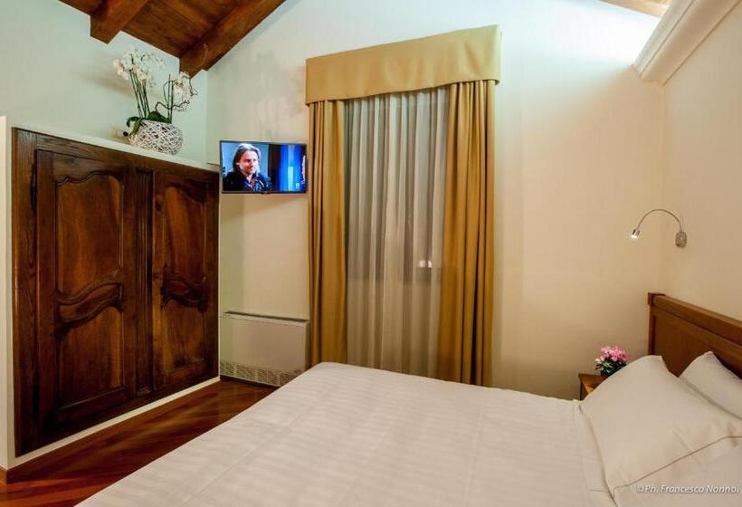 标准单人间, Flora