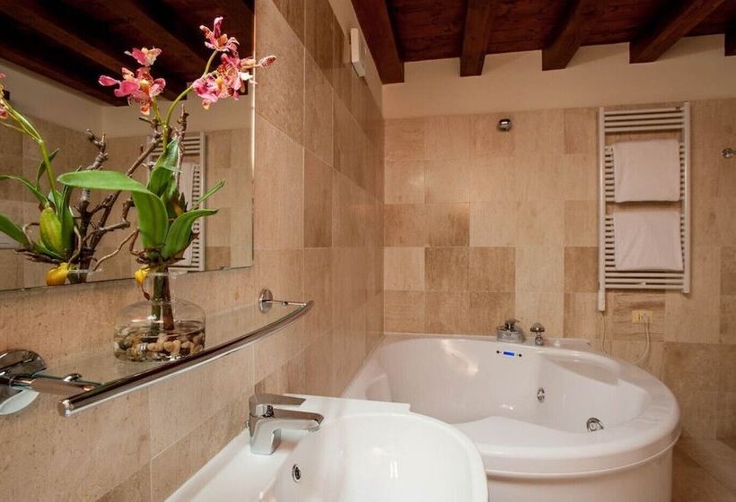 带露台的套间, Flora