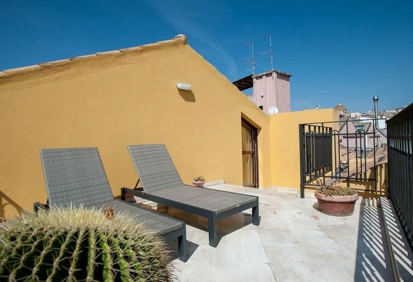 带露台的套间, Flora