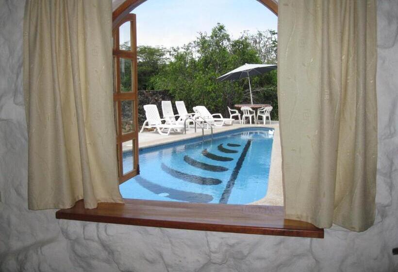 اتاق خانوادگی با چشمانداز استخر, La Fortaleza De Haro