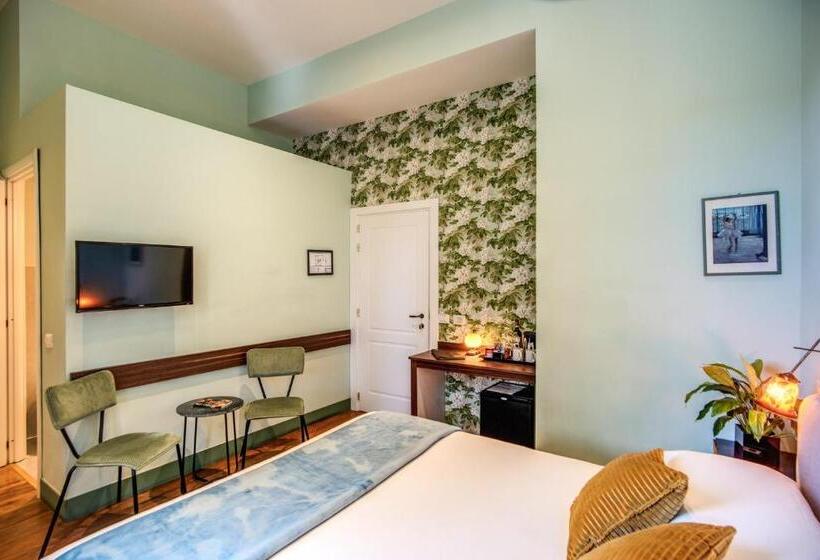 Comfort Room, Tree Charme