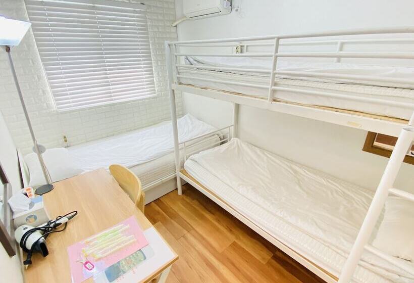 חדר סטנדרט לשלושה, Aroha Guesthouse Seoul Station