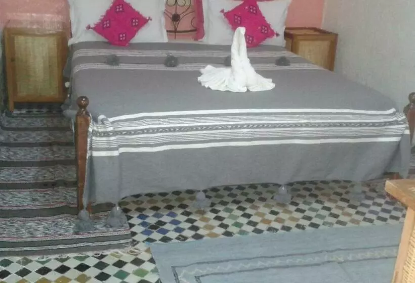 اتاق اکونومی, Riad Azrou