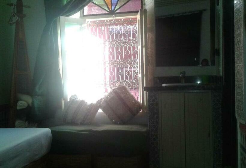 اتاق اکونومی, Riad Azrou