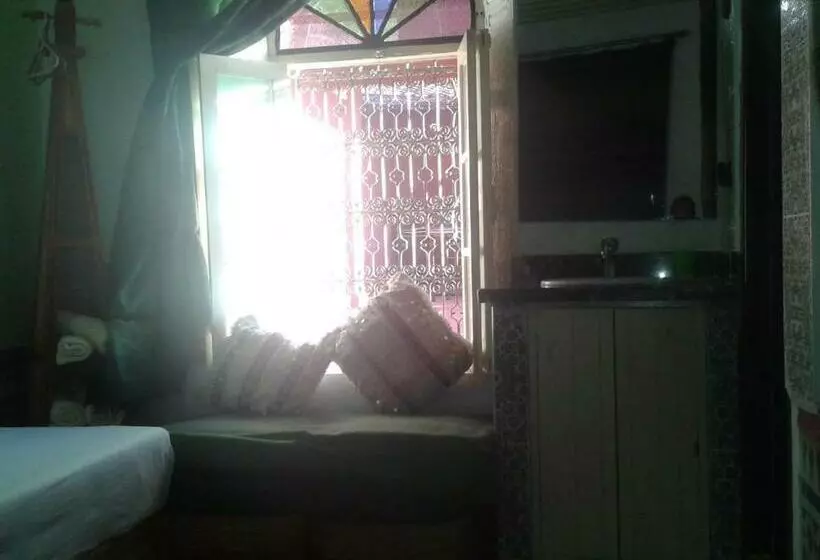 اتاق اکونومی, Riad Azrou