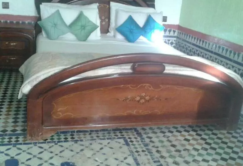 اتاق اکونومی, Riad Azrou