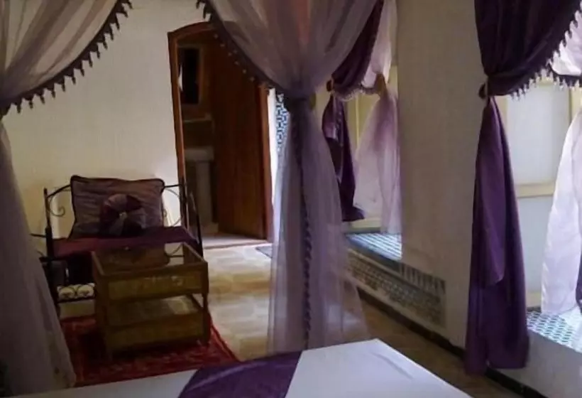 سوییت, Riad Azrou