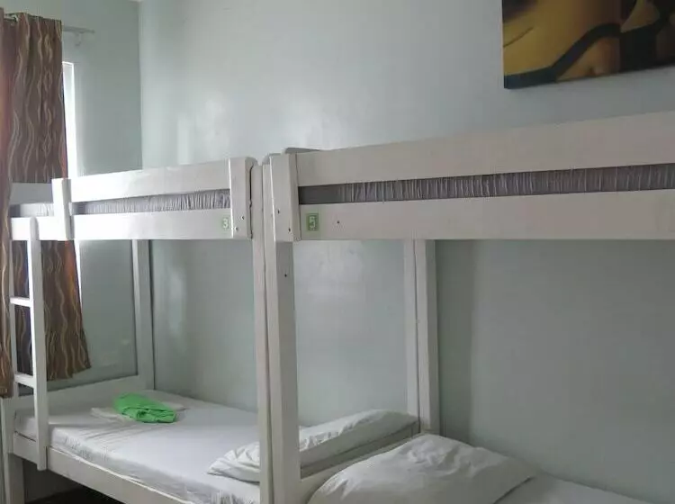 ルームシェアのワンベッド, Tr3ats Guest House Bohol   Hostel