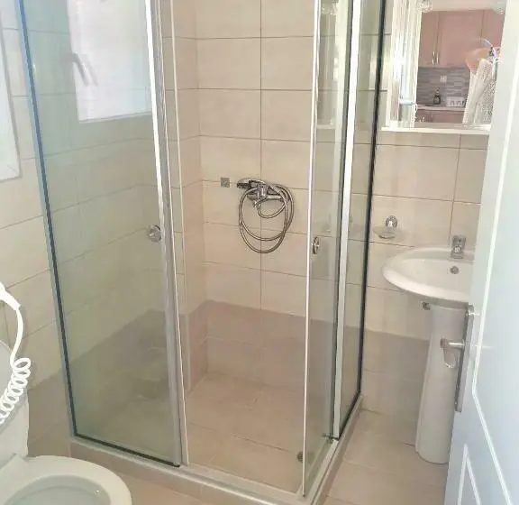 استودیوی لوکس, Bella De Lux Apts