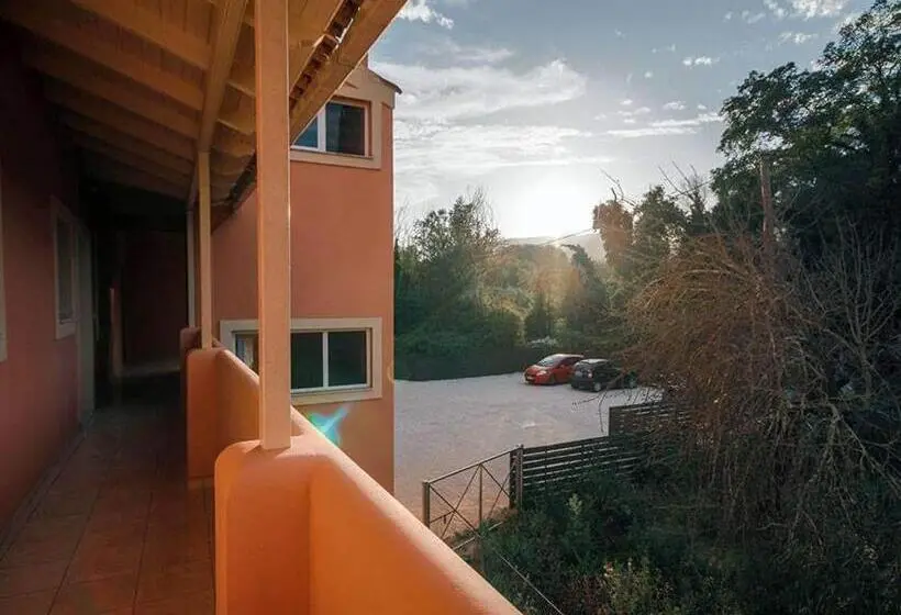 استودیوی لوکس, Bella De Lux Apts