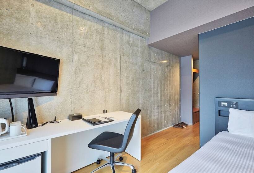 Camera Standard, Nahawest Inn