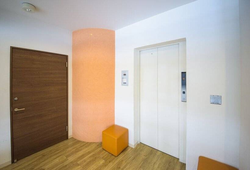 Camera Tripla Standard, Nahawest Inn