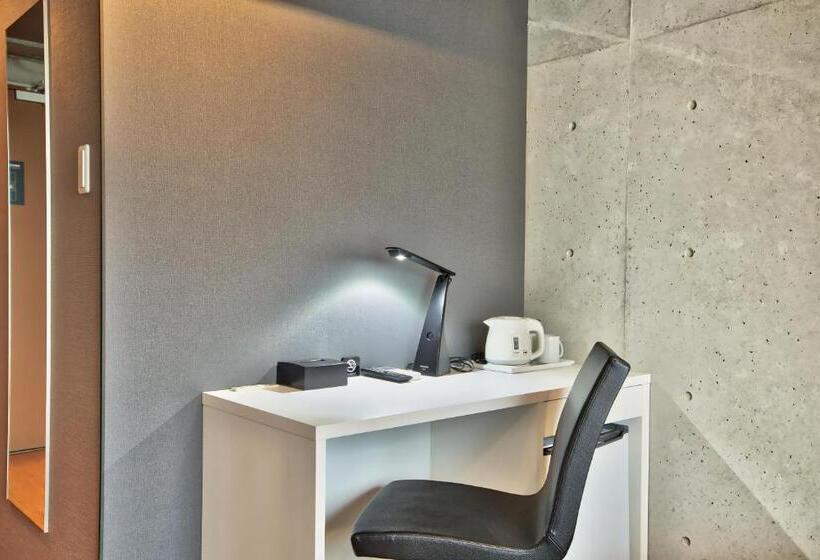 Camera Economy, Nahawest Inn