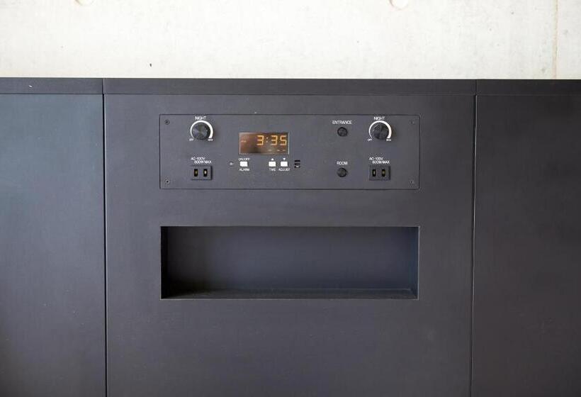 Camera Economy, Nahawest Inn