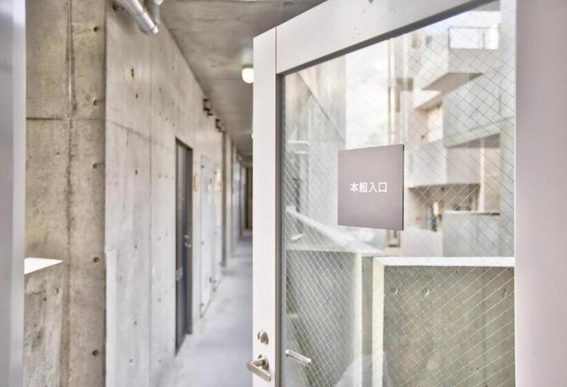 Camera Tripla Standard, Nahawest Inn